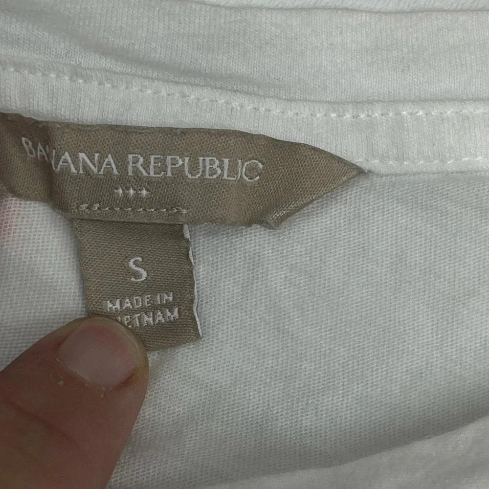 Banana Republic White Short Sleeve Tee with Black and Gold BISOU Graphic‎